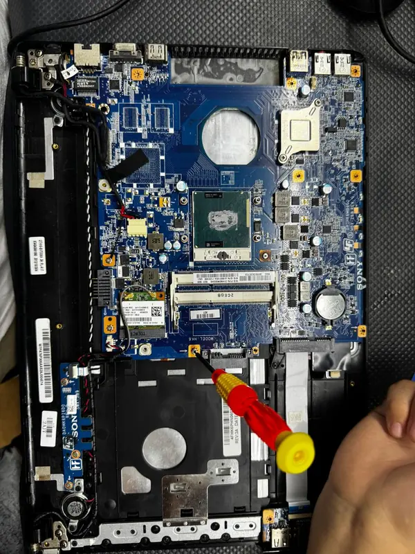 Placa de laptop en diagnóstico
