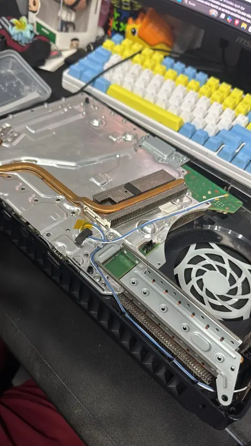 PS5 abierta para mantenimiento